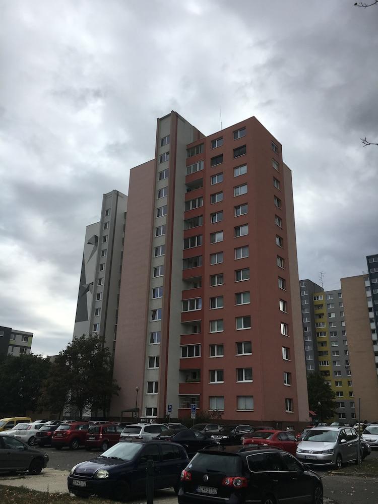 Circle Apartments Ipelska Братислава Экстерьер фото