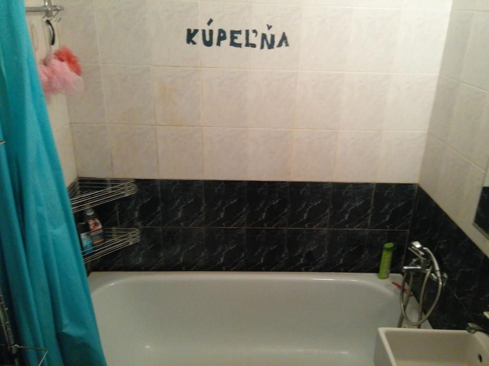Circle Apartments Ipelska Братислава Экстерьер фото